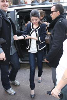 Selena Gomez feet photo thumbnail