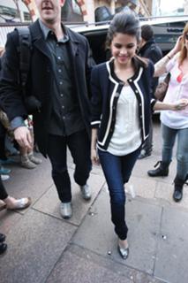 Selena Gomez feet photo thumbnail
