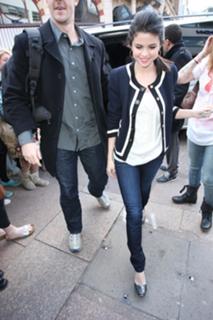 Selena Gomez feet photo thumbnail