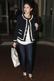 Selena Gomez feet photo thumbnail