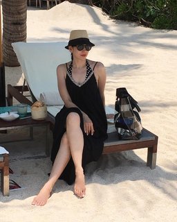 Karisma Kapoor feet photo thumbnail