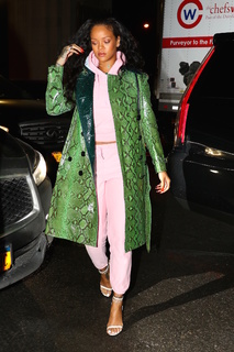 Rihanna feet photo thumbnail