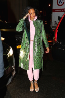 Rihanna feet photo thumbnail