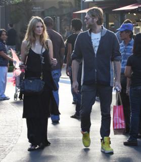 Delta Goodrem feet photo thumbnail