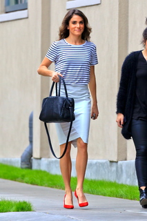 Nikki Reed feet photo thumbnail