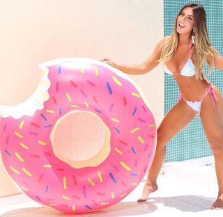 Nicole Bahls feet photo thumbnail