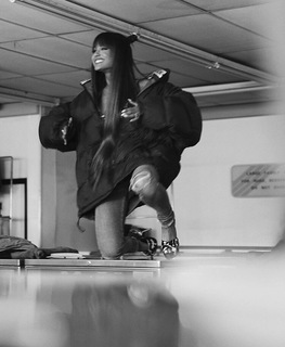 Ariana Grande feet photo thumbnail