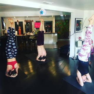 Miley Cyrus feet photo thumbnail