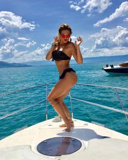 Lívia Andrade feet photo thumbnail