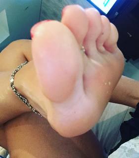 Karin Klemp feet photo thumbnail