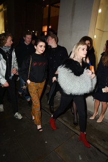 Maisie Williams feet photo thumbnail