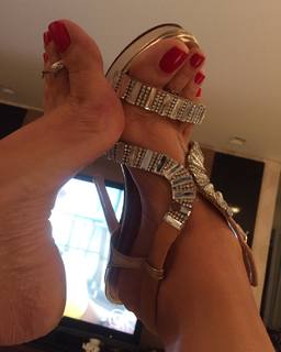 Karin Klemp feet photo thumbnail