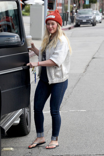 Hilary Duff feet photo thumbnail