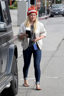 Hilary Duff feet photo thumbnail