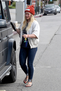 Hilary Duff feet photo thumbnail
