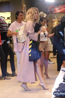 Khloé Kardashian feet photo thumbnail