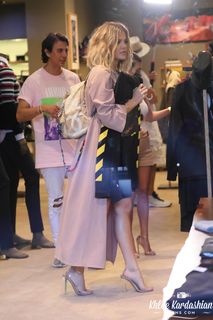 Khloé Kardashian feet photo thumbnail