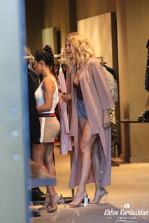 Khloé Kardashian feet photo thumbnail