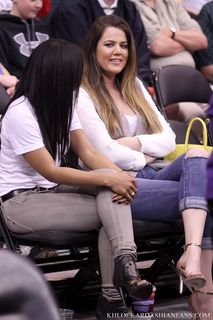 Khloé Kardashian feet photo thumbnail