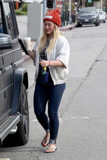 Hilary Duff feet photo thumbnail