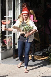 Hilary Duff feet photo thumbnail