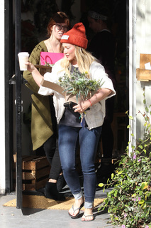 Hilary Duff feet photo thumbnail