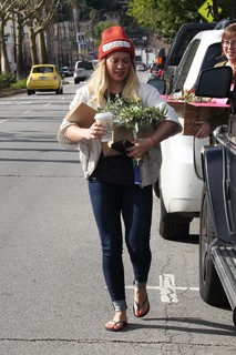 Hilary Duff feet photo thumbnail