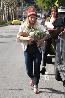 Hilary Duff feet photo thumbnail