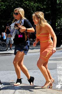 Hilary Duff feet photo thumbnail