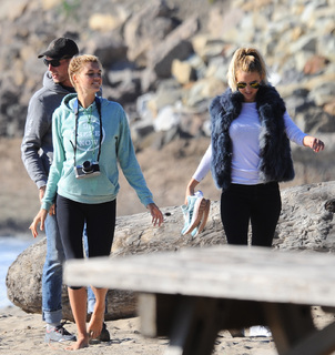 Kelly Rohrbach feet photo thumbnail