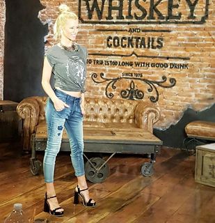 Nicole Neumann feet photo thumbnail