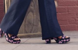 Ariana Grande feet photo thumbnail