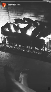Hilary Duff feet photo thumbnail