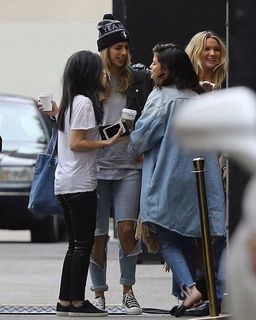 Selena Gomez feet photo thumbnail