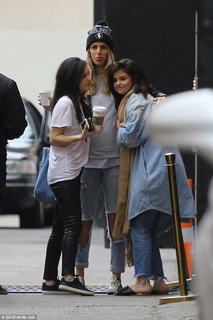 Selena Gomez feet photo thumbnail