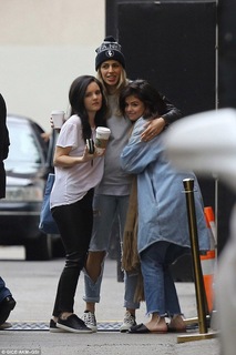 Selena Gomez feet photo thumbnail