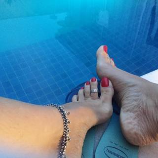 Karin Klemp feet photo thumbnail