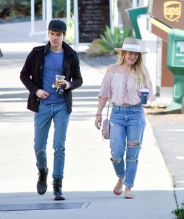 Hilary Duff feet photo thumbnail
