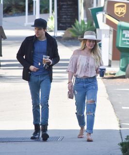 Hilary Duff feet photo thumbnail