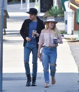 Hilary Duff feet photo thumbnail