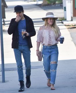 Hilary Duff feet photo thumbnail