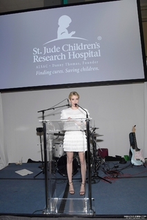 Emma Roberts feet photo thumbnail