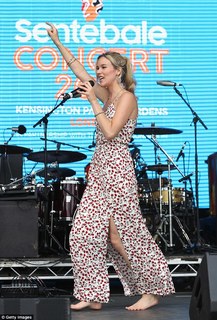 Joss Stone feet photo thumbnail