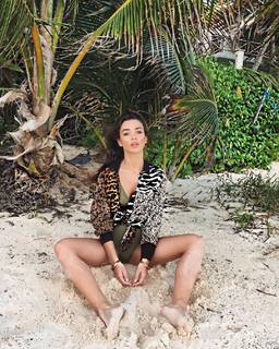 Amy Jackson feet photo thumbnail