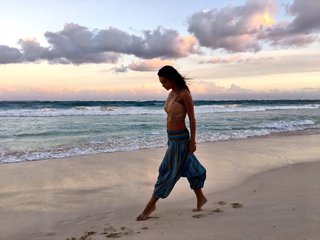 Amy Jackson feet photo thumbnail