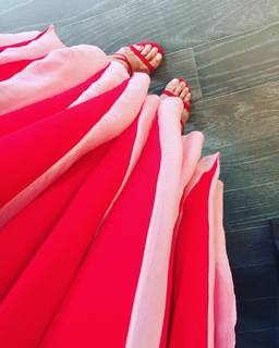 Katie Holmes feet photo thumbnail