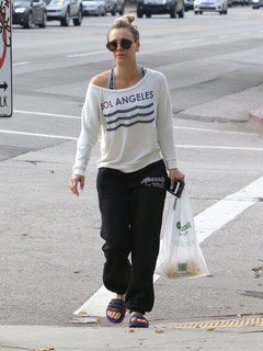 Kaley Cuoco feet photo thumbnail