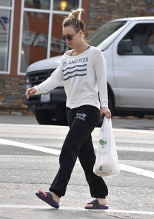 Kaley Cuoco feet photo thumbnail