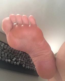 Karin Klemp feet photo thumbnail