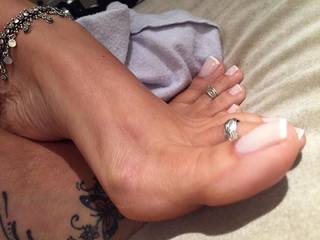 Karin Klemp feet photo thumbnail